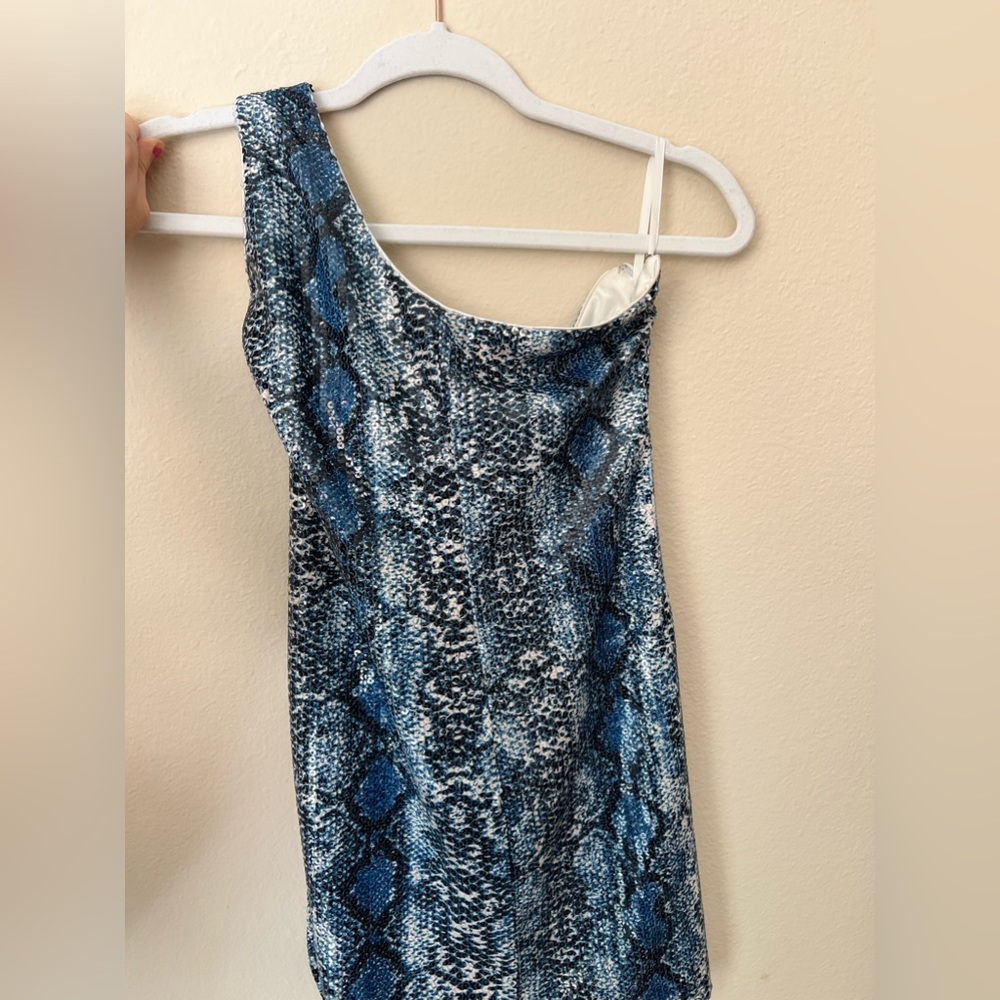 Superdown Revolve One Shoulder Blue Sequined Snak… - image 4